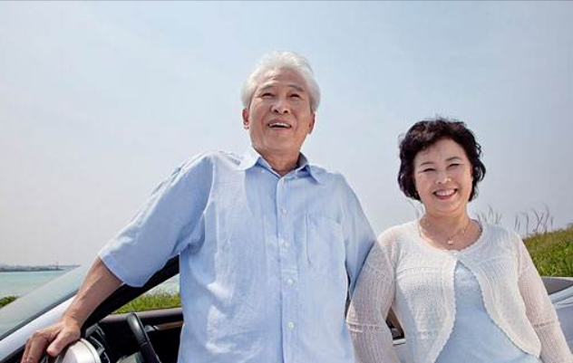 我退休8年，换了3种旅行方式都放弃后，才发现人老了这样旅行更自在