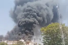 印媒惊爆：坠毁客机载242人，现场浓烟滚滚，真相几何？图片