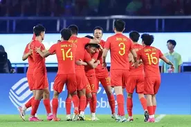 亚运会惊现黑哨，中国男足1-0卡塔尔，国足给裁判竖起大拇指图片