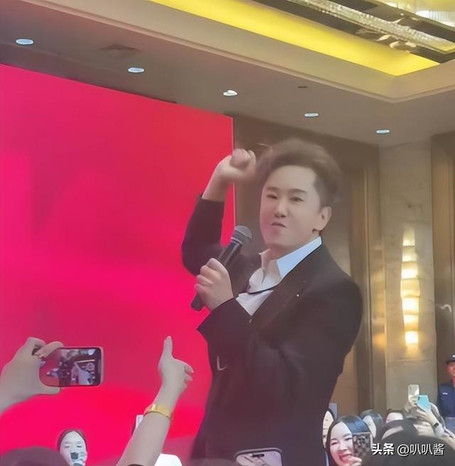 他8次上春晚，作死被捕入狱，如今56岁无人问津，沦落到四处走穴