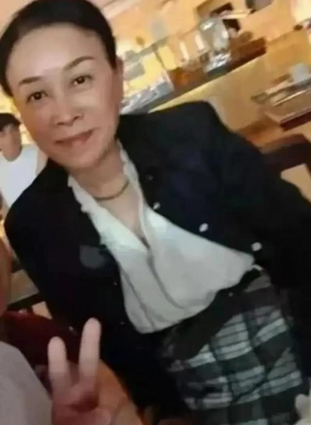 57岁那英在伦敦就餐被拍，全素颜出街，网友直呼这才是真实的老太