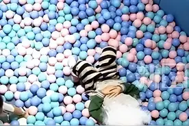 男孩踩女童肚子蹦跳，家长还恶语相向“踩死了吗？” 律师：小男孩的父母需要承担侵权责任！图片