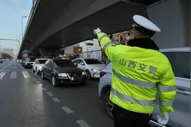 太原：货车驾驶员冒然逆向掉头 真危险！图片