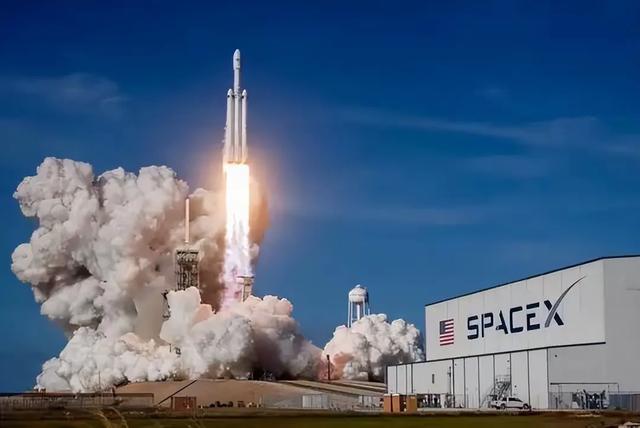 特朗普要切断SpaceX合同，马斯克硬刚，神舟飞船能不能接单？