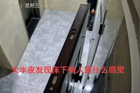 安徽男子裸露下体钻进女生房间，被发现后破门逃跑，具体细节曝光图片