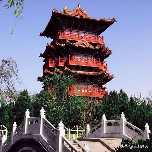 被《水浒传》抹黑的北宋权臣：高俅不只会踢球，童贯才是灭国推手
