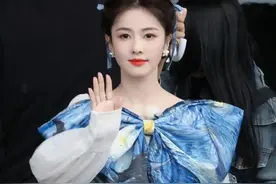 白鹿《奔跑吧》最新路透，胸前是梵高星空大蝴蝶结，好有创意图片