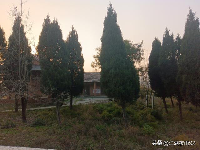 邓州林扒镇茱萸寺旁，发现古碑刻和两座石板桥，历史文化厚重