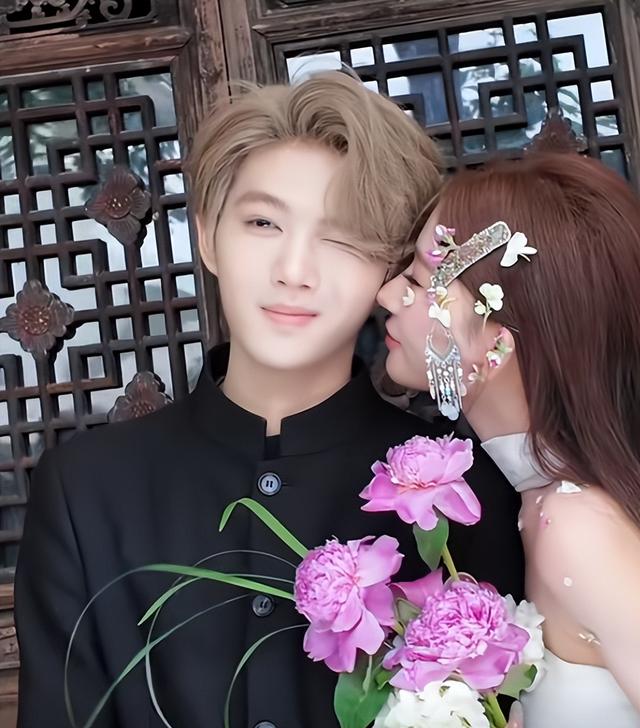 鹿哈官宣领证！8 年爱情长跑终成正果	，娇妻身材火辣，夫妻相拉满