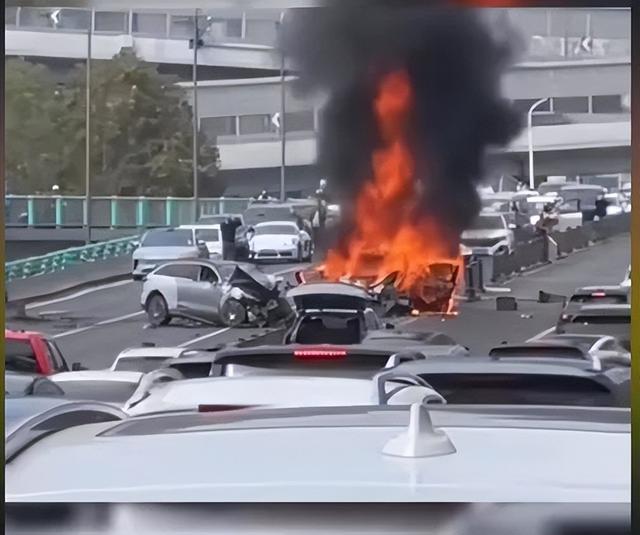 货车冲进奶茶店后续！两位女性被压死 仅30多岁，颜值很高长相漂亮