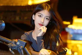 一对情侣骑摩托车，情到深处，边骑边在在无人的街吻别，结局亮了图片