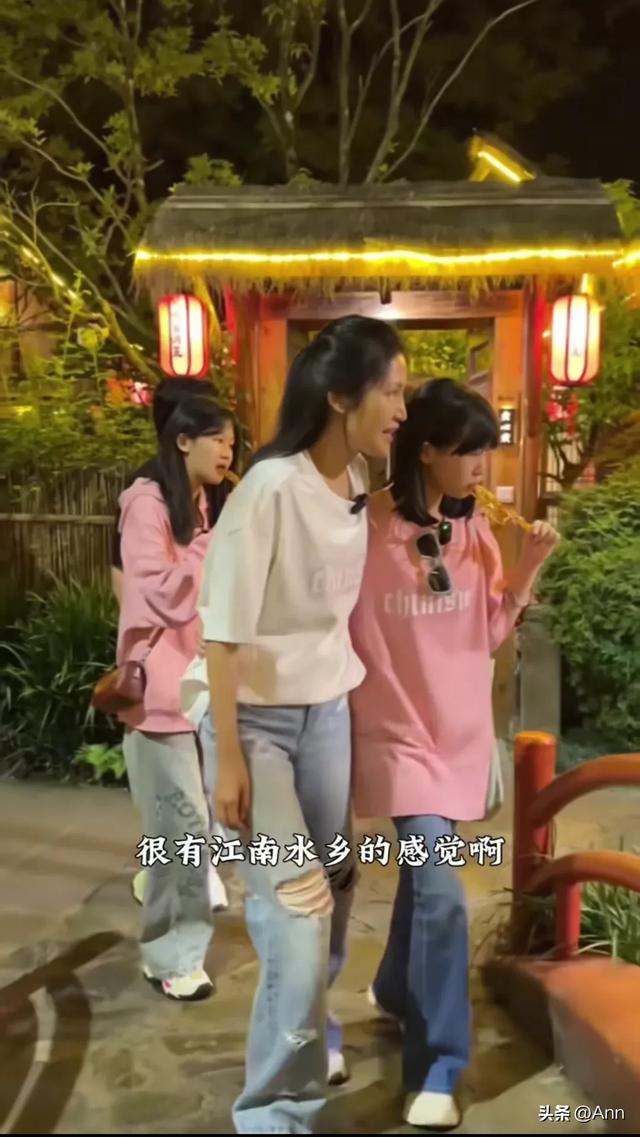 陆毅一家逛完都江堰后打卡鳖有洞天吃甲鱼 小叶子两眼放光萌萌的！