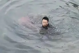 法治网 | “没有从天而降的英雄，只有奋不顾身的路人”——四川监狱民警李志新勇救落水者图片