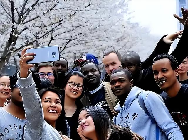 李子柒之后谁破圈？会整活的中国地方文旅，在海外火了
