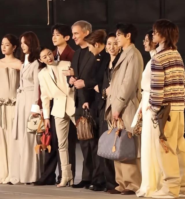 这一夜，全程冷脸	、穿蓬蓬裙的巩俐，让所有人见识了她的江湖地位