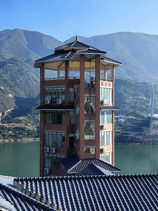 2024深秋四川行16 奉节县夔门大酒店 揽月楼凭栏夔门雄景入画来​