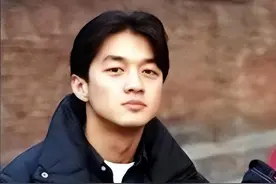 看到李亚鹏年轻时的照片，才明白王菲周迅为啥相继“沦陷”了图片