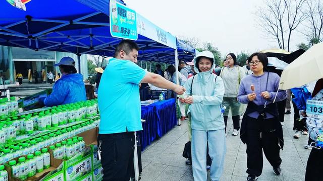 桂林：20000名徒步爱好者漫步美丽的桃花江畔！