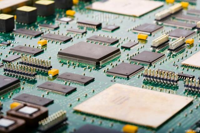 张召忠：美国就算一动不动	，中国20年也追不上，中美差距那么大？