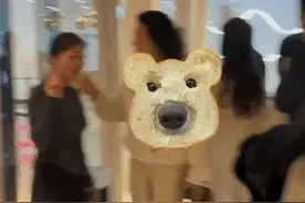 感动！大s的两个孩子回京 小玥儿身上的一个小细节好暖心图片