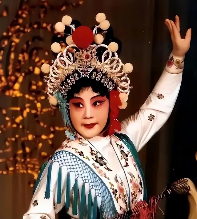 吃里扒外、永不回国？带30名演员留美不归，如今年过花甲归来