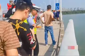 私家车冲破护栏坠湖后续： 官方通报，已搜救起1人，现场一片狼藉图片