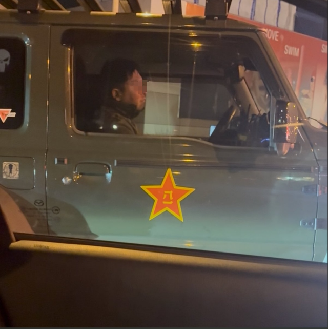澳大利亚人抗议一名华人在车上贴中国八一军徽！吓得还以为是中国来抓他的