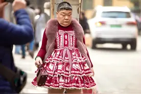 上海50岁阿姨，坚持每天穿公主裙逛街，被骂也不改，原因令人动容图片