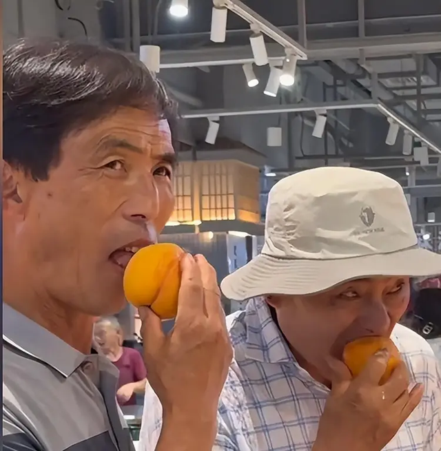 我国菜市场成了韩国旅游团大爷的最爱：试吃乱瞟还不好意思