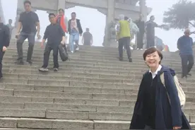 安倍晋三去世2年，遗孀逐渐走出来了，爬泰山衣着朴素满脸是笑图片