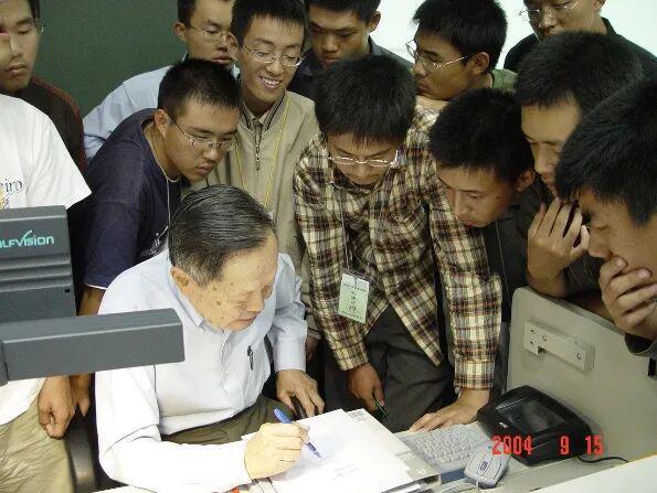 杨振宁百岁 “没负稼先”：从西南联大到八宝山公墓，友情满满！