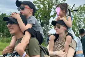 撒贝宁与妻子带龙凤胎孩子逛街 岳父岳母罕见露面图片