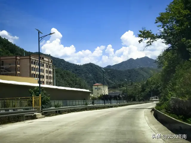 秦岭深山一条导航不出来的路，却是一条千年古道，有老屋有古树