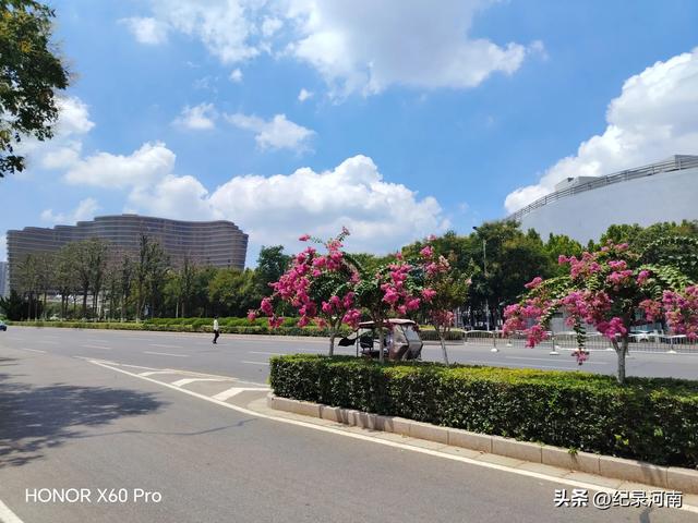 信华建国酒店和新城吾悦广场,如同商丘市中心城区的两颗璀璨明星