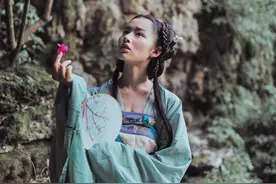 铁匠走夜路回家，众人都不理他，一泡尿逃过一劫图片