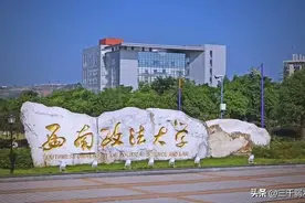 法学霸主换人？2025最新“五院四系”梯队划分，低分逆袭就选它！图片