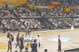 败人品了！任骏飞被担架抬出场，广厦球迷辱骂：人在做天在看！图片