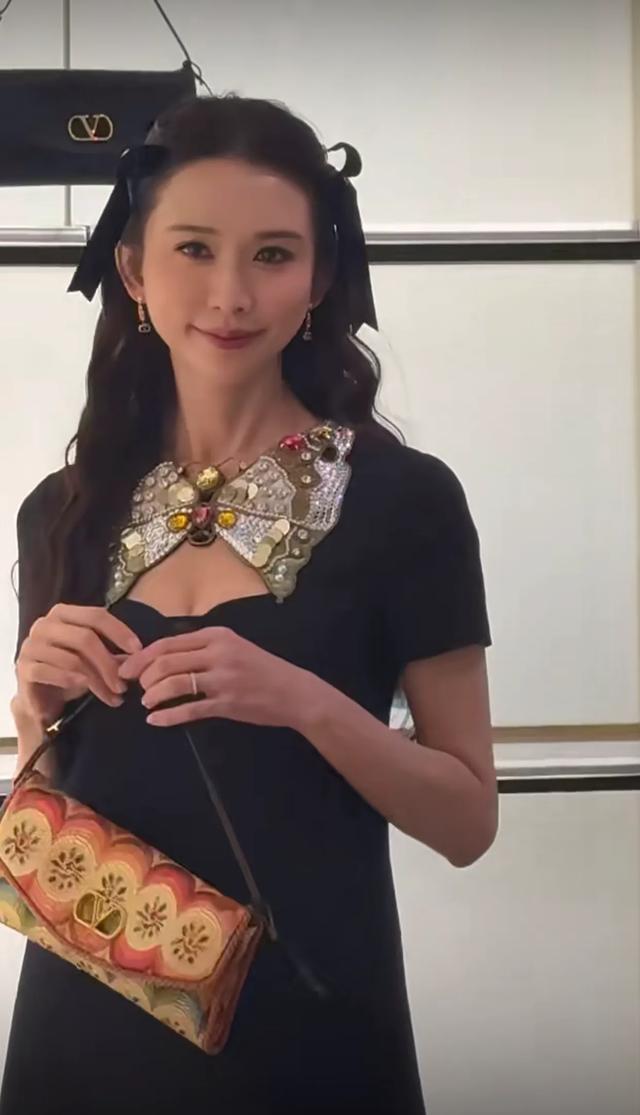 用力过猛！51岁林志玲打扮“日系”现身上海，网友：又老又年轻