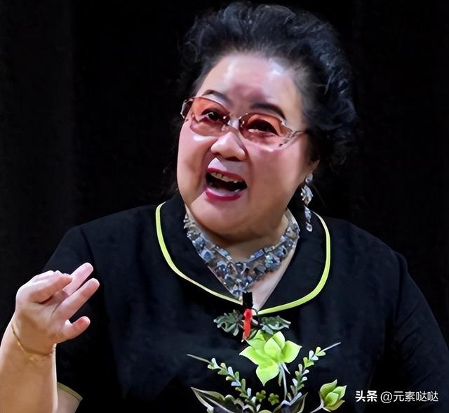 吃里爬外，永不回国？她带领30名演员选择留美，如今年过花甲归来
