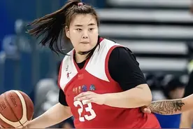 身高2米东北萌妹，打哭日本女篮、被NBA巨星点赞，进不了国家队图片