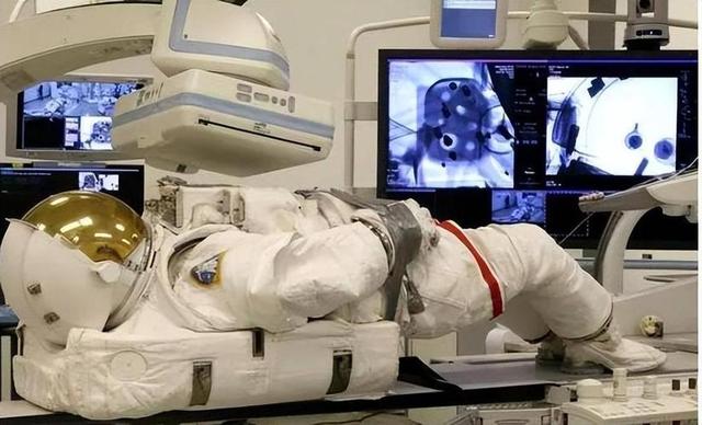 神舟20号疑遭碎片撞击，引发世界关注！中国紧急启动在轨体检程序