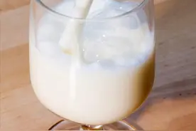 中老年人喝牛奶，早晨喝还是晚上喝更好？牢记这两个黄金时间图片