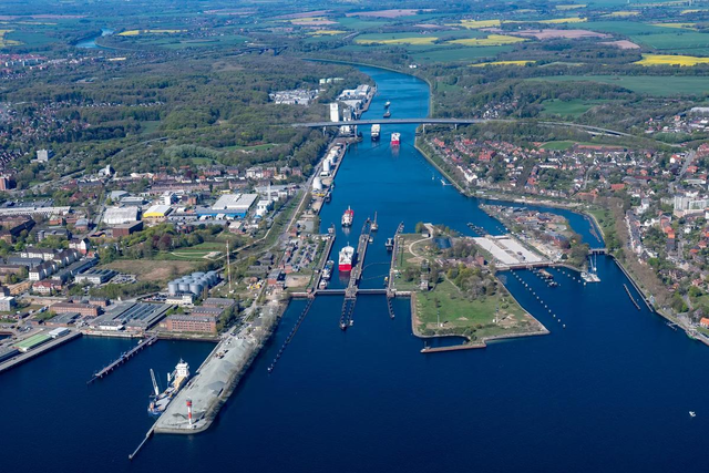 世界上最嚣张的国家：美国不敢惹它	，中国每年给它交100亿过路费