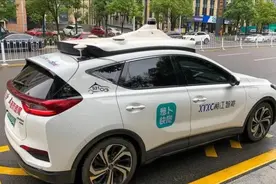 笑翻路人！萝卜快跑无人车成新马路判官，交通秩序大不同！图片