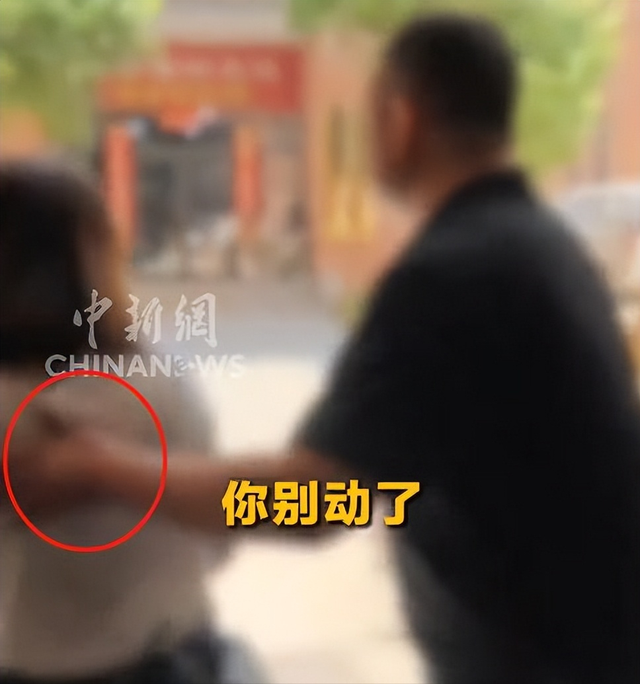 太猖狂！记者被打后续：警方介入，厂家底裤被扒光，这下摊上事了