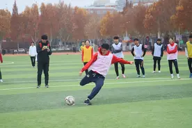 河南足球名将携手走进大学校园图片