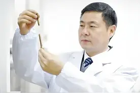 从湖北鄂州鄂城走出来的中国工程院院士、著名钢铁材料专家毛新平图片