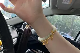 谁两个手都戴着金手链呀，今天刚get孙千同款周大福和田玉手串图片