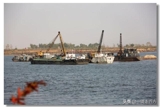 漫步丹东鸭绿江畔，可以隔江望见对岸的朝鲜