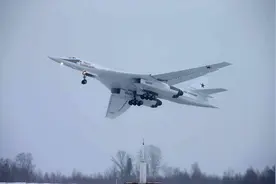 重新恢复生产的Tu-160“白天鹅”战略轰炸机图片